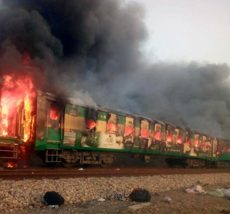 Pakistan, rogo su treno passeggeri: almeno 73 morti article-post