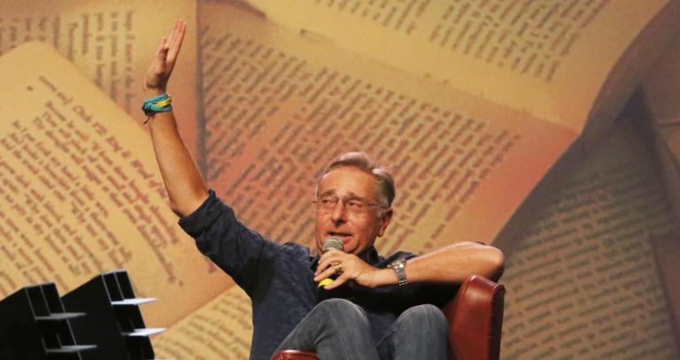 Paolo Bonolis su Giorgia Meloni: «Parla con grande fervore. Diventa quasi credibile»