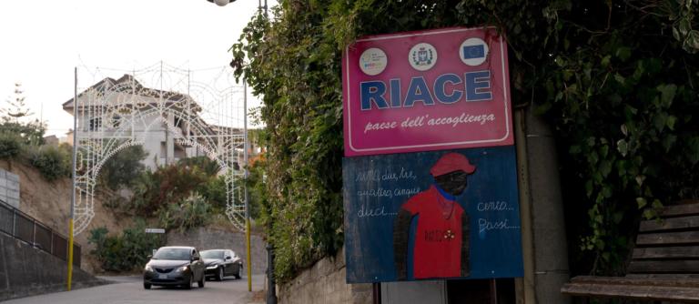 Riace, la giunta leghista rimuove anche il cartello con la citazione di Peppino Impastato