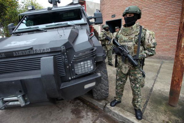 Parigi, uomo entra in Prefettura con un coltello e aggredisce gli agenti: cinque morti
