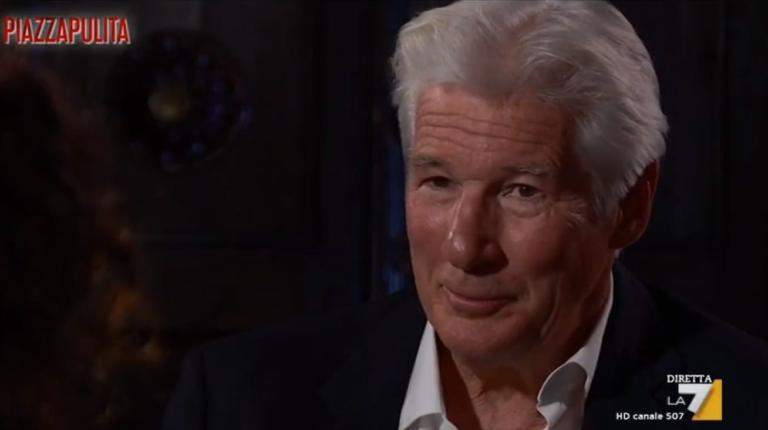 Richard Gere a Salvini: «Potevo aiutare i migranti con il mio jet privato? L’avrei fatto se ne avessi avuto uno»