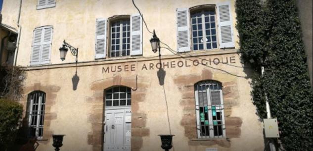 Francia, uomo si asserraglia in un museo di Saint-Raphaël e scrive: «Diventerà un inferno». Arrestato article-post