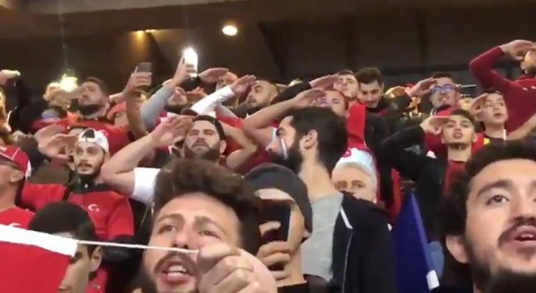 Francia-Turchia, i tifosi cantano l’inno con il saluto militare | VIDEO