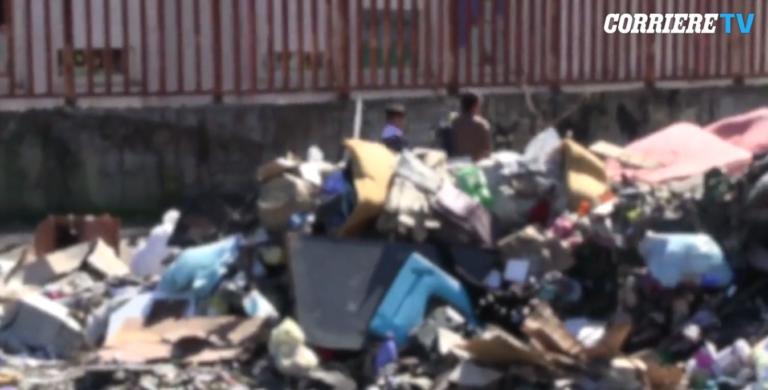 La discarica abusiva fuori dalla scuola di Scampia. Ma il problema era il ragazzo con le treccine blu
