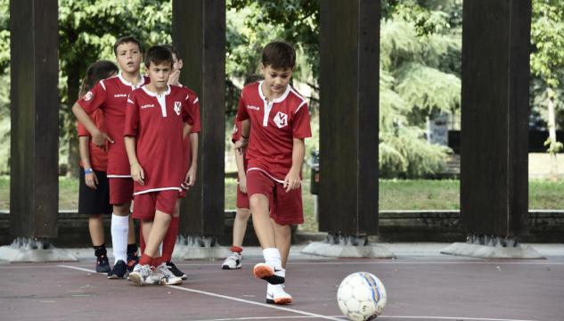 Bambino scuola calcio