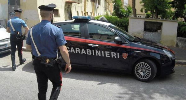Propone prestazioni sessuali ai carabinieri per evitare il sequestro dell’automobile: arrestata
