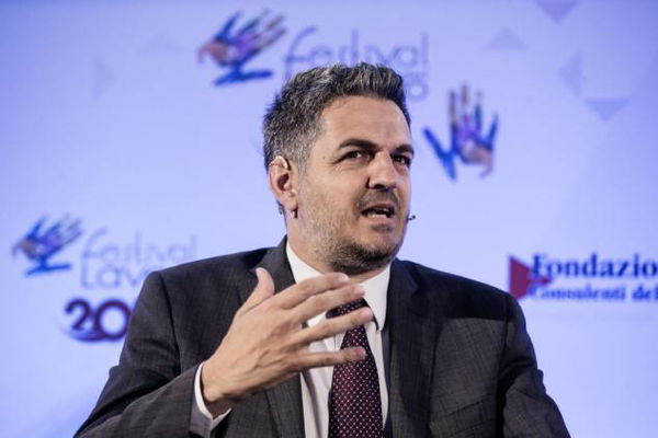 Il deputato berlusconiano che diventa (anche) cantante: la storia di Simone Baldelli | VIDEO