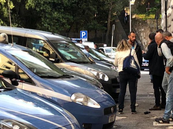 Sparatoria a Trieste, i testimoni: «Hanno sfilato la pistola a un poliziotto, poi hanno sparato a bruciapelo»
