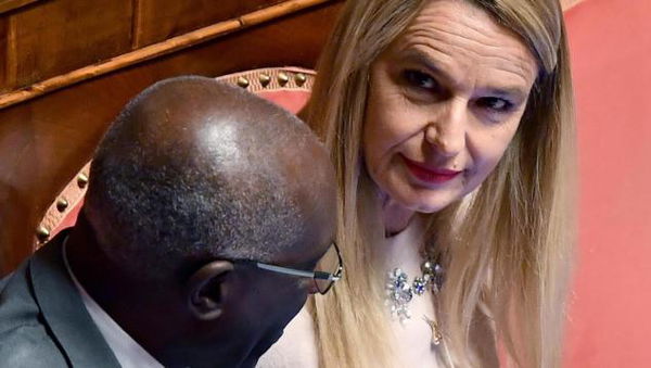 La senatrice leghista che ‘denuncia’: «Sono l’unica italiana su questo treno. Gli altri sono tutti di colore» | VIDEO