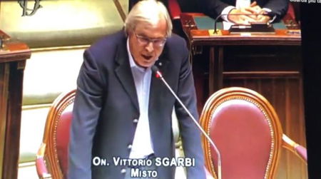 Sgarbi ha paragonato il taglio dei parlamentari allo stupro di cui è accusato il figlio di Grillo | VIDEO article-post