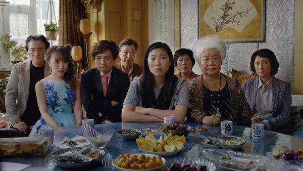 The Farewell, recensione di un film che ribalta l’idea del lutto
