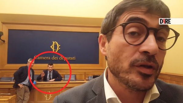 Il leghista Tiramani fa il saluto romano alla telecamera mentre parla Fratoianni