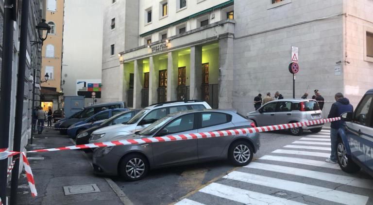 L’audio di una poliziotta di Trieste: «Siamo barricati, hanno rubato la pistola e sparato» | VIDEO