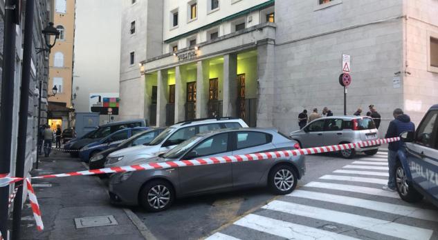 L’audio di una poliziotta di Trieste: «Siamo barricati, hanno rubato la pistola e sparato» | VIDEO article-post