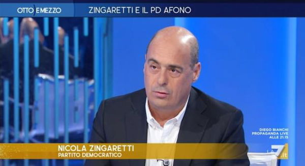 Zingaretti a Otto e Mezzo dice che il Pd non chiede (più) le dimissioni di Virginia Raggi
