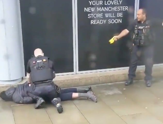 Manchester, il video dell’arresto: un uomo ha accoltellato 5 persone | VIDEO
