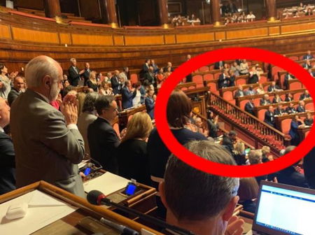 L’applauso monco a Liliana Segre dimostra che antisemitismo e razzismo sono anche al Senato article-post