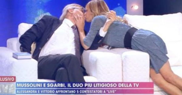 Il bacio tra Vittorio Sgarbi e Alessandra Mussolini da Barbara D’Urso