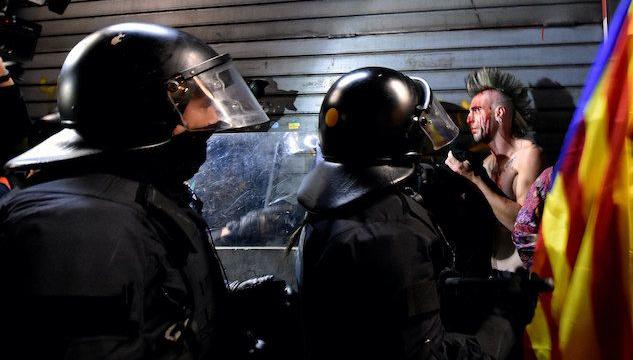 Barcellona, ancora scontri nella notte: ferite quattro persone tra cui un agente e un giornalista