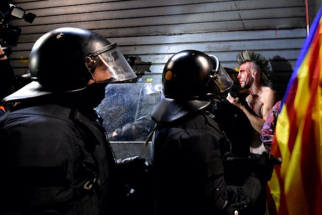 Barcellona, ancora scontri nella notte: ferite quattro persone tra cui un agente e un giornalista