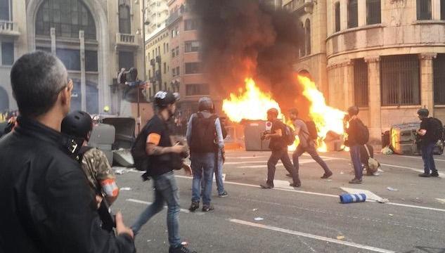 Barcellona, barricate e incendi: cancellato El Clasico Barcellona-Real Madrid
