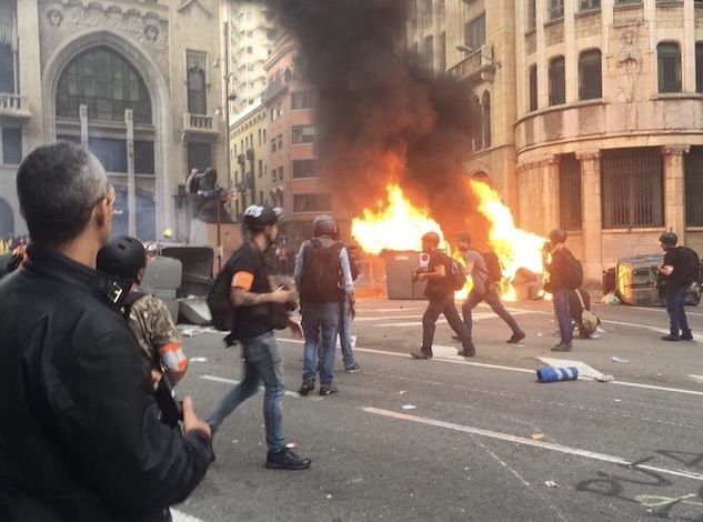 Caos a Barcellona per lo sciopero generale: scontri, barricate e incendi