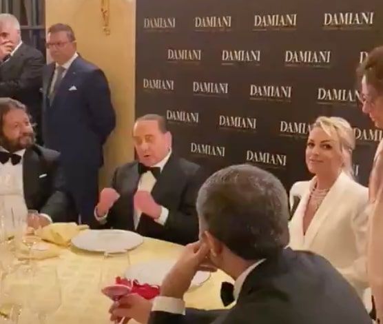 La barzelletta di Berlusconi sul membro dell’asino e l’università della California | VIDEO