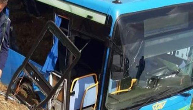 Milano, Autobus pieno di bambini finisce fuori strada all'altezza di Besate