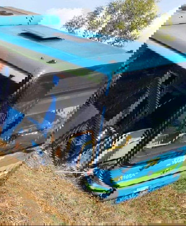 Milano, Autobus pieno di bambini finisce fuori strada all’altezza di Besate