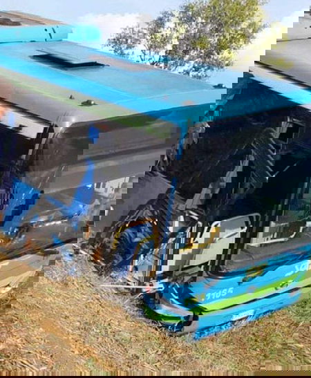 Milano, Autobus pieno di bambini finisce fuori strada all’altezza di Besate article-post