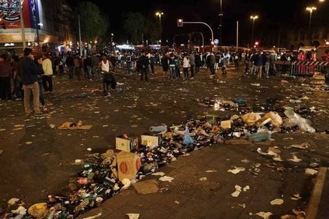 No, i rifiuti che state vedendo non sono stati lasciati dai manifestanti del centrodestra ieri