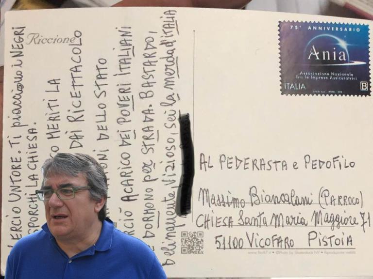 La cartolina al parroco che accoglie i migranti: «Pedofilo e pederasta, ti piacciono i neg*i e sporchi la chiesa»