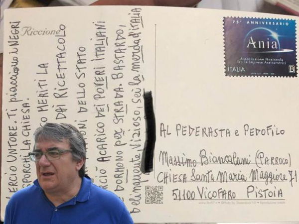 La cartolina al parroco che accoglie i migranti: «Pedofilo e pederasta, ti piacciono i neg*i e sporchi la chiesa»