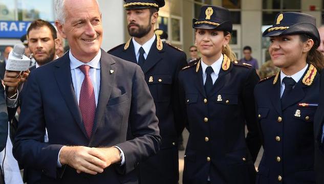 La circolare di Gabrielli sull'uso dei social: «L’immagine del poliziotto prevale su quella del cittadino»