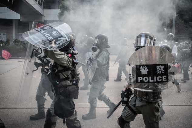 Hong Kong, la polizia apre il fuoco sui manifestanti: ferito al petto un ragazzo