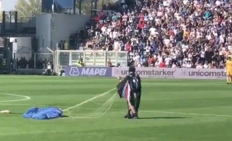 Un ‘supereroe’ è atterrato con il paracadute al Mapei Stadium durante Sassuolo-Inter | VIDEO