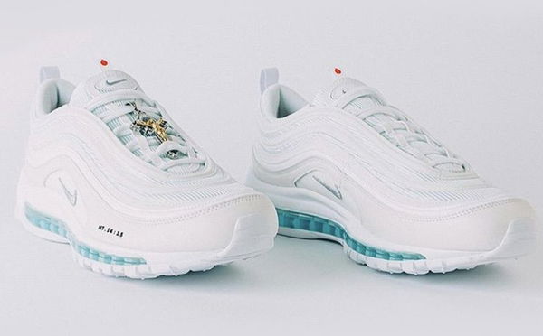 Il nuovo modello Nike: le “Jesus Sneaker” con crocefisso e acqua santa integrati
