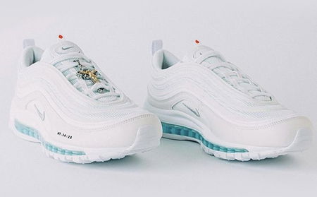 Il nuovo modello Nike: le “Jesus Sneaker” con crocefisso e acqua santa integrati article-post