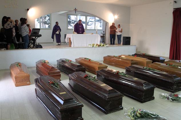 Lampedusa, tra i dodici corpi in fondo al mare anche una madre abbracciata al neonato