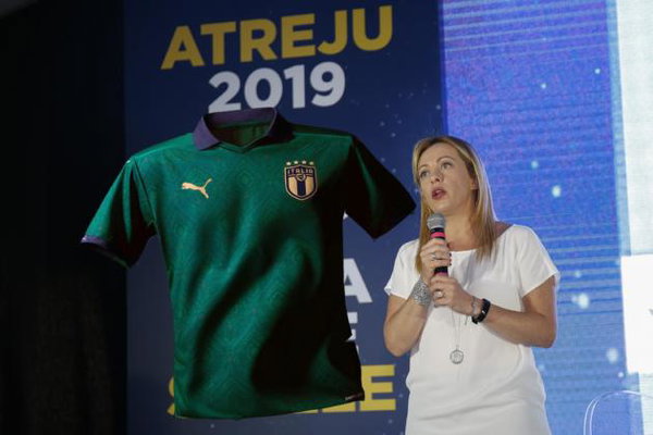 Nemmeno Giorgia Meloni ha capito il senso di far giocare l’Italia con la maglia verde e senza tricolore sul petto