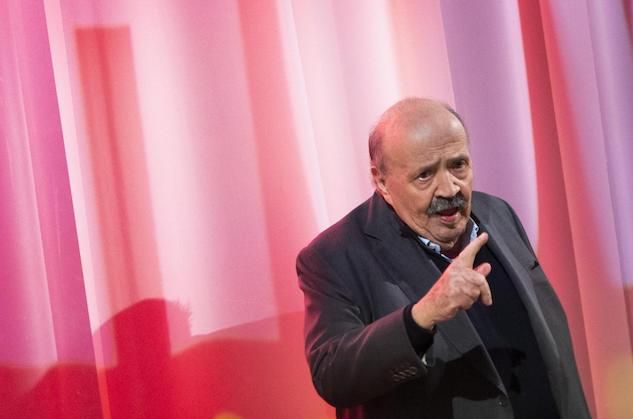 Maurizio Costanzo risponde in malo modo ad un ascoltatore: «Si infili la frequenza dove dico io»