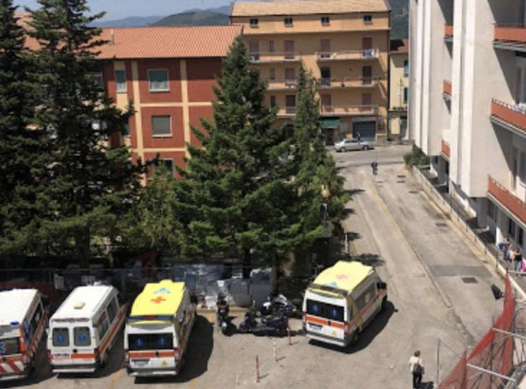 La donna che ha partorito in casa e ha nascosto il neonato in valigia: nulla da fare per il bambino