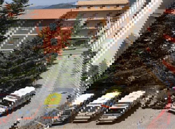 La donna che ha partorito in casa e ha nascosto il neonato in valigia: nulla da fare per il bambino