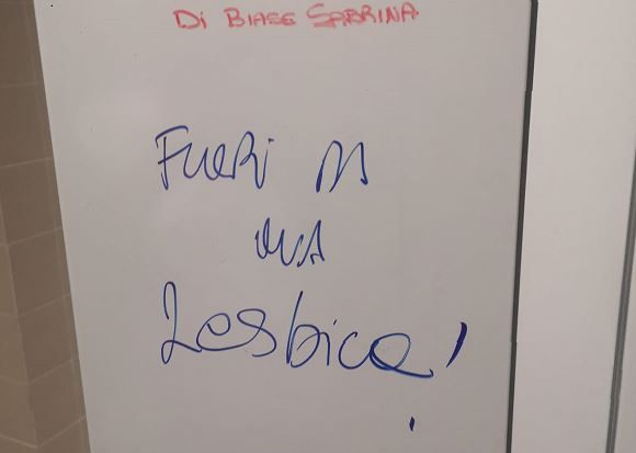 La dipendente dell’ospedale di Lecco trova questa scritta sull’armadietto: «Fuori da qui lesbica!» article-post