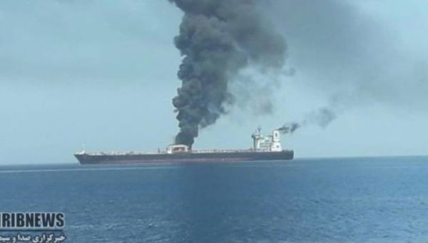 Nave iraniana colpita da missili: sversamento di petrolio nel Mar Rosso