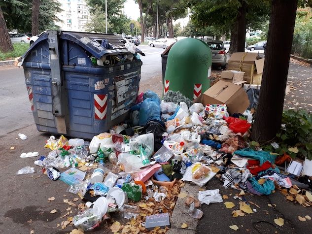 Rifiuti Roma, Ama incalza i netturbini: «Multate i romani o pagherete voi»