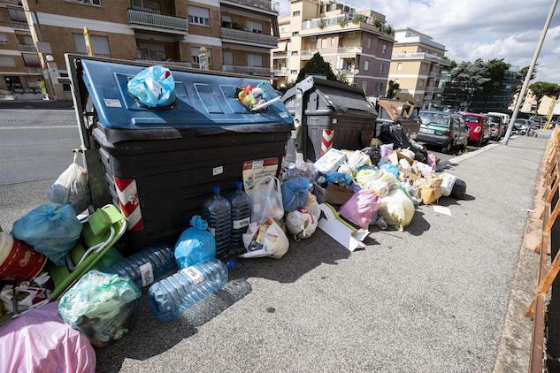 Rifiuti a Roma, rischio emergenza sanitaria: «Le Asl valutino di chiudere le scuole» article-post