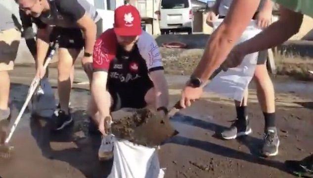 La nazionale di rugby Canadese non può giocare per il tifone Hagibis e passa la mattina ad aiutare la popolazione