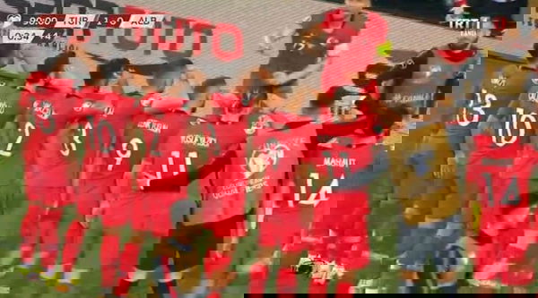 Tutti i calciatori turchi fanno il saluto militare per Erdogan