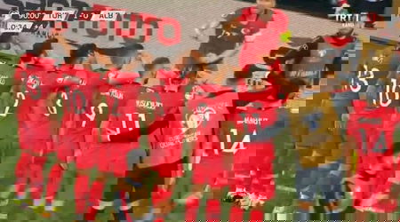 Tutti i calciatori turchi fanno il saluto militare per Erdogan article-post